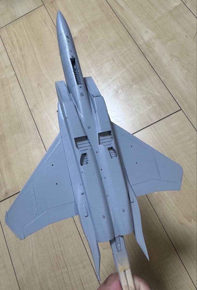 iloves15R's tweet photo. 休みの日にちまちまちまちま進めてやっとボディ繋げてサフまで来た。
翼の付け根をもう少し自然にしたいんだけどどうしたらうまくいくやろか。
素人にはわからぬ。 https://t.co/9GQidzPByq