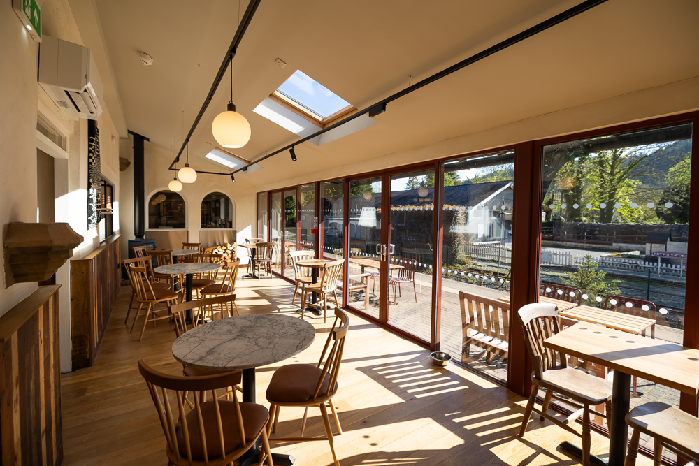 A1RetailMag's tweet image. Cornish Bakery opens first bakery in Wales and first of new brand concept. Find out more ➡️ a1retailmagazine.com/latest-news/co… #retail #retailnews #brand #extension #newstore #Wales @CornishBakery