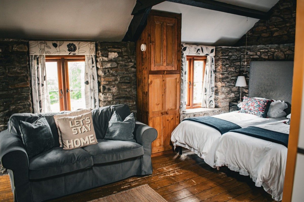 TheHolidayCots's tweet image. 🌿 Tunnel Cottages 🌿

Tunnel Cottages is a welcoming, family-run retreat set in the peaceful Welsh countryside, surrounded by rolling hills, wildflower meadows, and woodland. 🏡

🛏️ Sleeps 6
theholidaycottages.co.uk/glamorgan/9695

#WelshCountryside #RuralRetreat #PeacefulEscape #NatureLovers