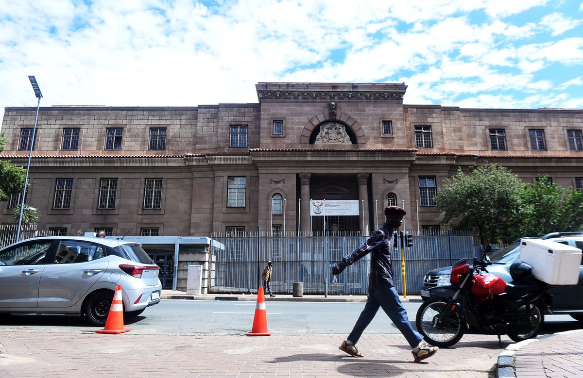 NkosazanaPeshwa's tweet image. National Prosecuting Authority (NPA) spokeperson Magaboke Mohlatlole, addesses members of the media, were a 58 year old male suspect in the deadly road rage shooting in Emmarentia on Sunday was released due to insufficient evidence #NPA #roadrage