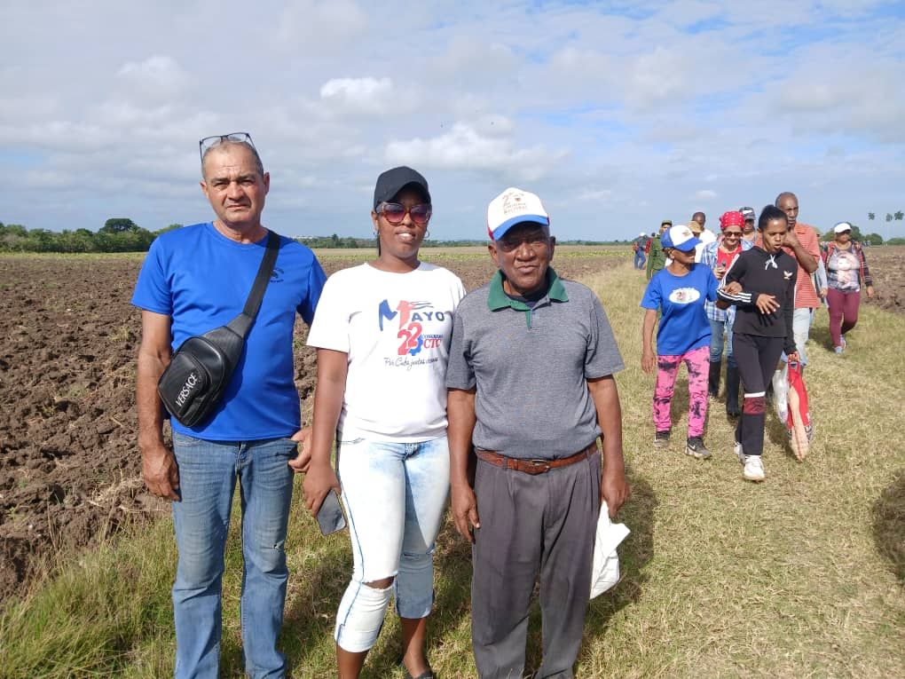 #10AñosECMVC 👷‍♀️👷Trabajadores de la #ECMVC participaron en la jornada de trabajo voluntario en las áreas de la Empresa Agropecuaria Valle del Yabú, ubicada en las afueras de #SantaClara. 

#GirónEsHoy #LaPatriaSeDefiende 
#RevolucionEsConstruir #ConstruyendoElFuturo