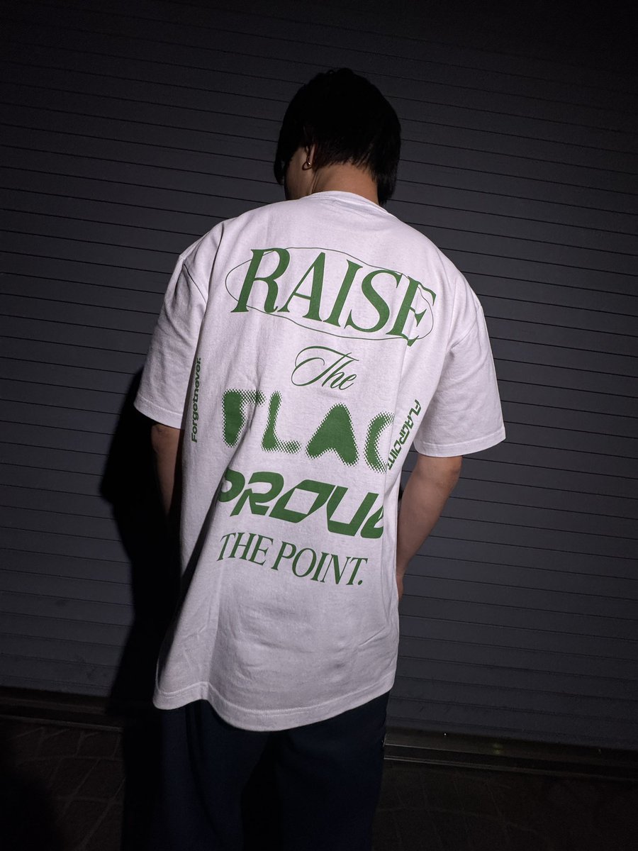 FlagPoint's tweet photo. FLAG POINT×FORGET NEVER コラボ新作🔥
背中に「RAISE THE FLAG（旗を掲げろ）」「PROVE THE POINT（自分を証明しろ）」の強いメッセージ。
立ち上がり信念を示せ⚡️
Tシャツ＆トート展開。
2026/04/21(火)発売！

🚩FLAG POINT
FOUND NATION監修のブレイクダンス特化スタジオ。初心者〜歓迎！ https://t.co/mQ2FYjfkZP