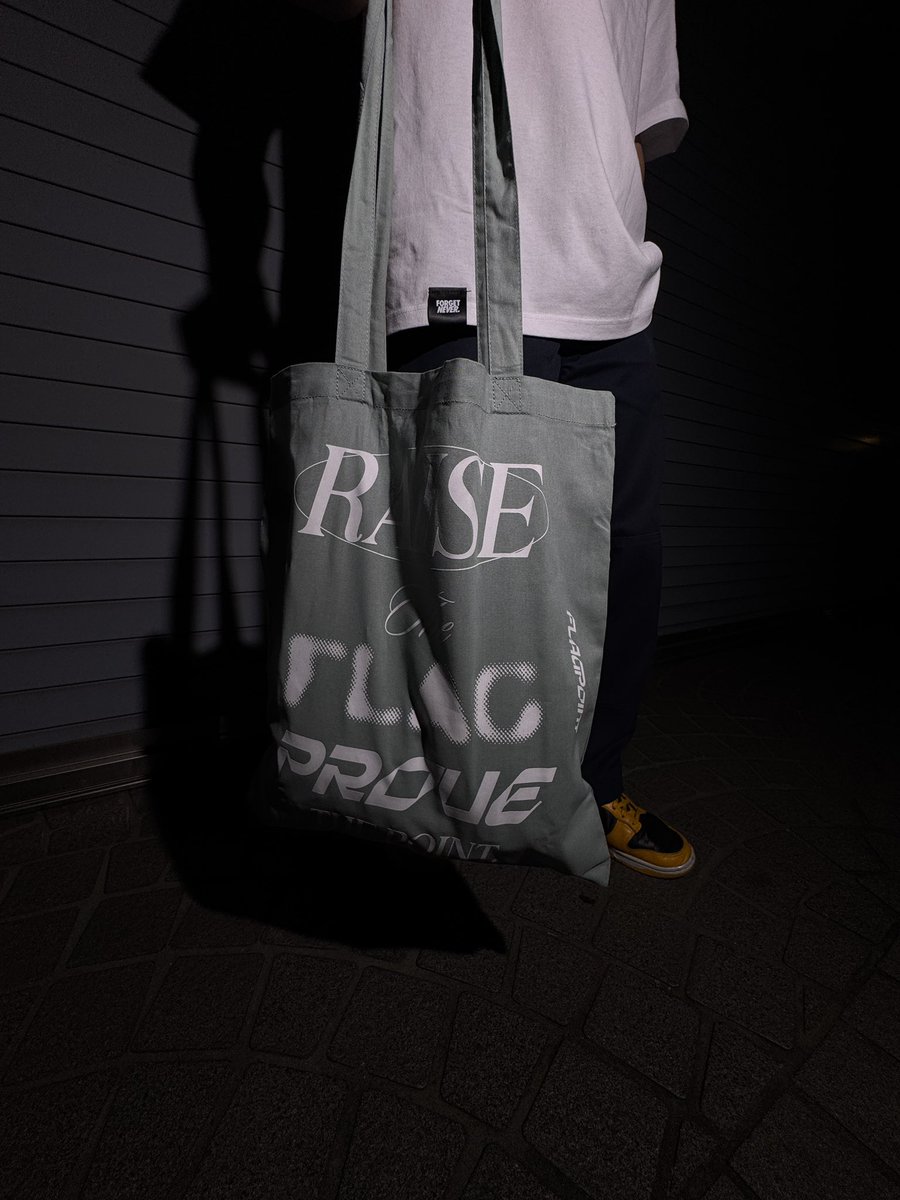 FlagPoint's tweet photo. FLAG POINT×FORGET NEVER コラボ新作🔥
背中に「RAISE THE FLAG（旗を掲げろ）」「PROVE THE POINT（自分を証明しろ）」の強いメッセージ。
立ち上がり信念を示せ⚡️
Tシャツ＆トート展開。
2026/04/21(火)発売！

🚩FLAG POINT
FOUND NATION監修のブレイクダンス特化スタジオ。初心者〜歓迎！ https://t.co/mQ2FYjfkZP