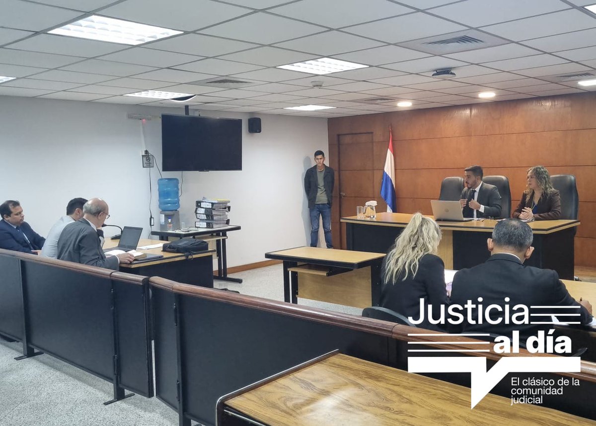☠️#MafiaDePagarés Ante el juez Rodrigo Estigarribia se lleva a cabo la audiencia preliminar para el exjuez de Paz, Víctor Nilo Rodríguez y y el ujier Fernando Cáceres, acusados de supuestamente dictar resoluciones basadas en notificaciones sin diligenciar y documentaciones que no
