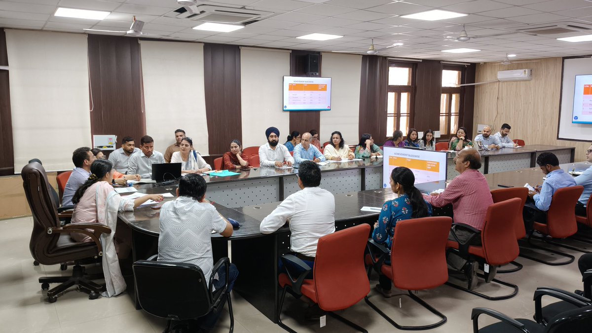 dcsambaoffice's tweet image. DC Samba @SudanAyushi reviews HPV Vaccination campaign, stresses 100% coverage through strong IEC, school participation &amp;amp; community mobilization to protect adolescent girls. #HPV #PublicHealth #Samba @diprjk @ddnews_jammu @AkashvaniAIR