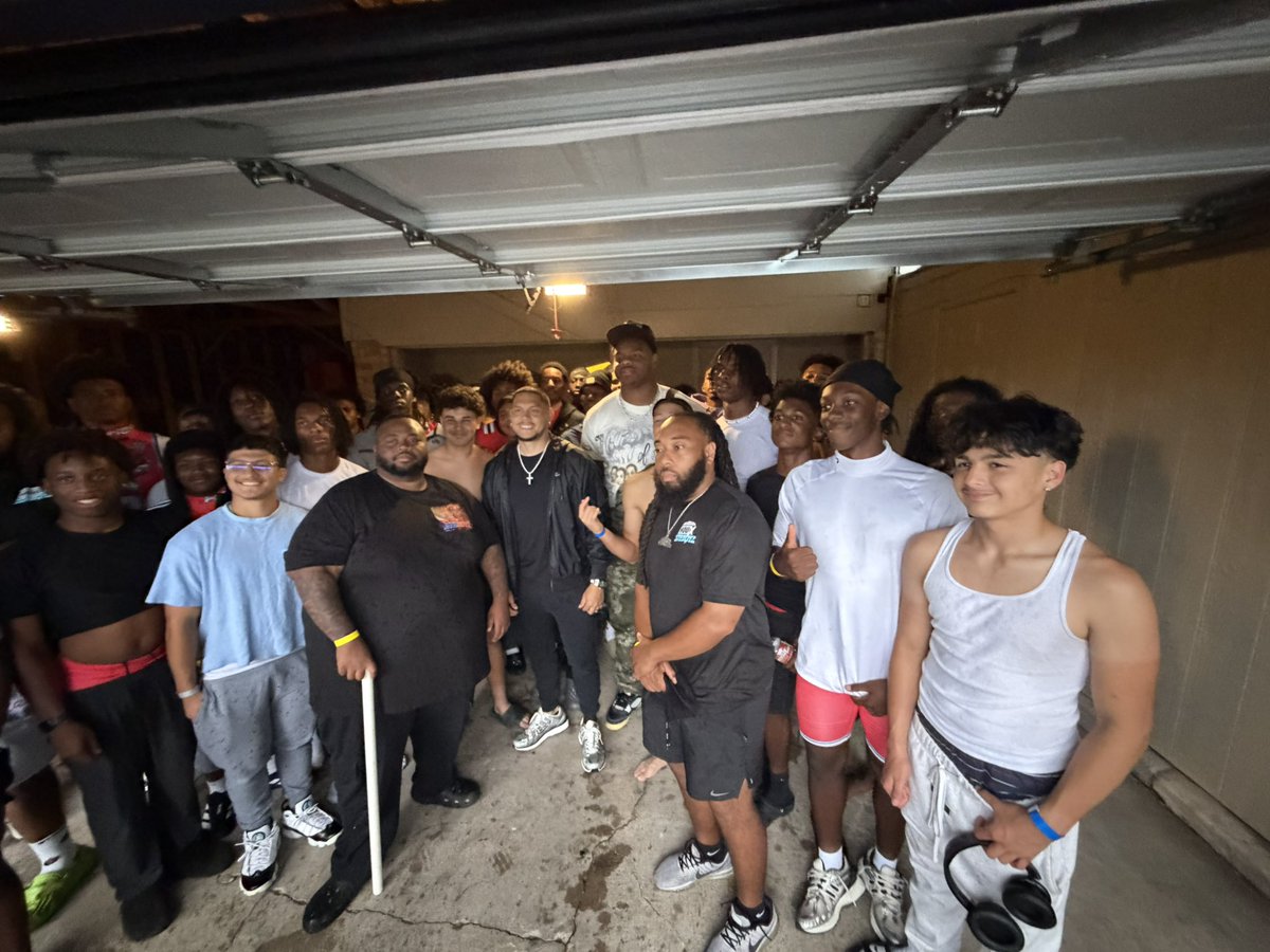 STE_ELITE's tweet image. What a weekend, two great visits to @SMUFB and @TCUFootball capped off by a championship run. Special shoutout to Texans starting LT @Aireontae_69 for coming out with us also. Big time performance by @JoshuaWellsQB1 winning MVP of the tournament. #WeBack @d1_pey_pey @ParkerThune