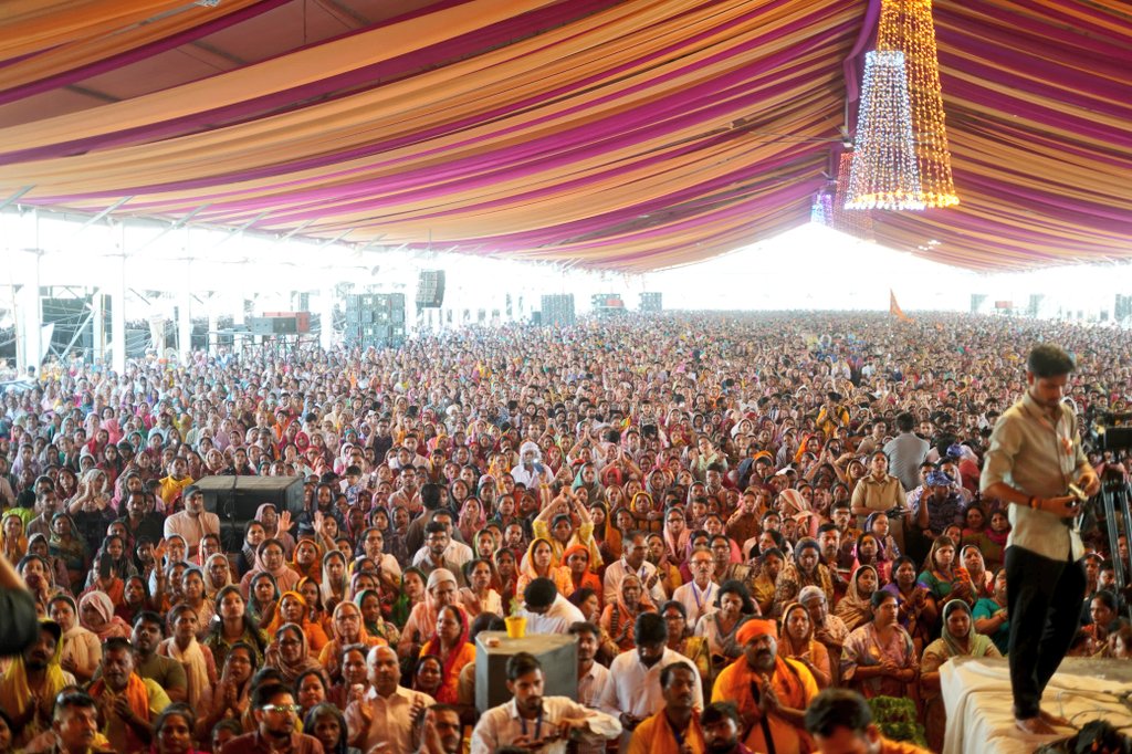 श्री शिवाय नमस्तुभ्यं 🙏

रोहिणी स्थित जापानी पार्क में आयोजित 7 दिवसीय श्री शिव महापुराण कथा में सम्मिलित होकर प्रख्यात कथावाचक पंडित प्रदीप मिश्रा जी के मुख से शिव महापुराण कथा का श्रवण करने का सौभाग्य मिला। 

पूरे परिसर में भक्ति और श्रद्धा का अद्भुत वातावरण देखने को मिला,