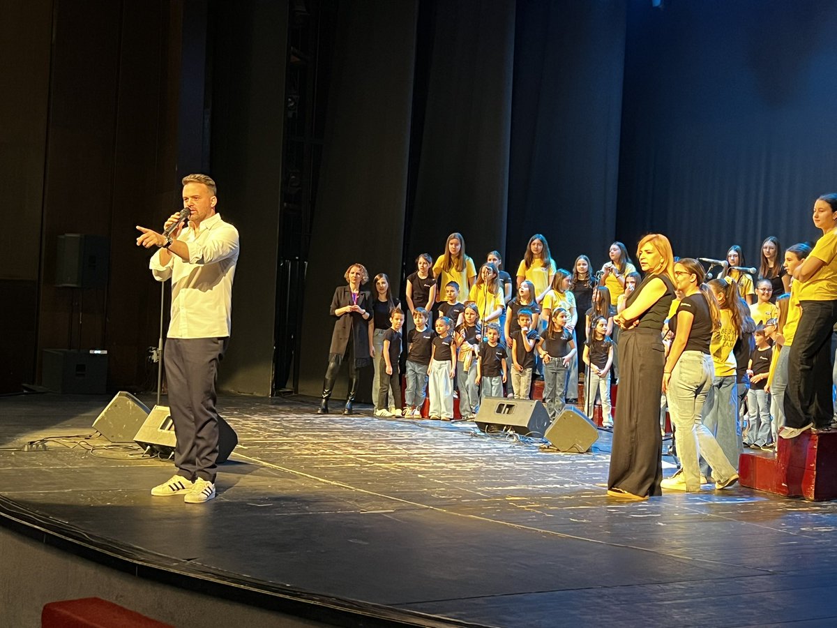 Концерт „Дечије песме са Душаном Свиларом“ одржан је данас у Великој дворани, у два термина, пред салом испуњеном најмлађом публиком.

Топла атмосфера, распевана публика и изузетна енергија извођача обележили су овај догађај, испуњен песмом, игром и добрим расположењем.