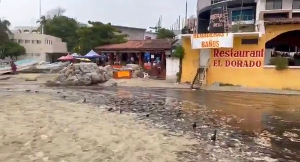nvinoticiasoax's tweet image. 🚨 ¡Alerta en Puerto Escondido! Aguas residuales desembocan en plena Bahía Principal tras colapso pluvial. Turistas y locales en riesgo. ⚠️

Detalles 👉 [nvinoticias.com]
Dale like, comenta y comparte. Síguenos. 
#ÚltimaHora #MedioAmbiente #Oaxaca