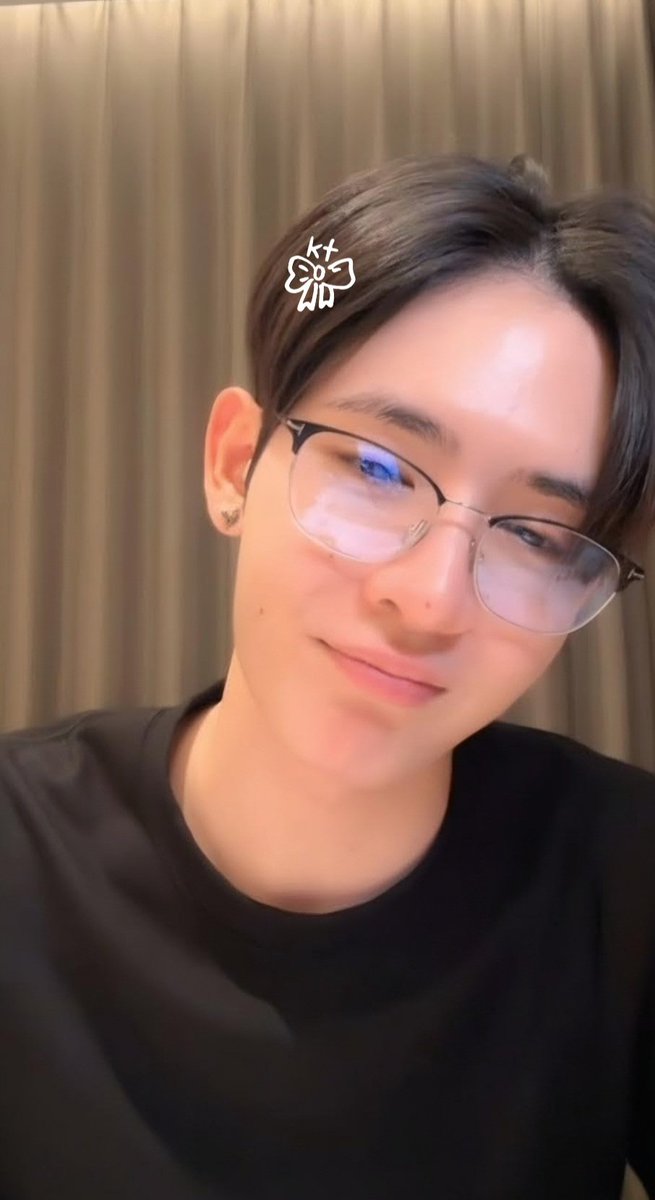 ชอบเวลาได้ vdc แล้วเจมส์หน้าสดมากกกก คือแบบคิ้วแหว่งๆแกน่ารักอะ ละใส่แว่นอีก สุดแสนจะเบบี๋ เป็นอาตี๋น้อยของเจ่เจ้ #JamesSu