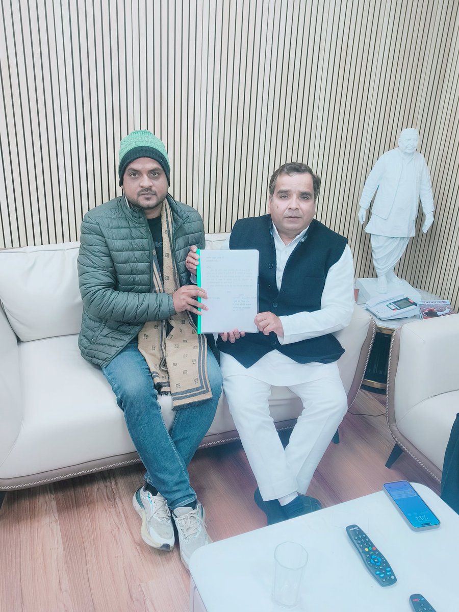 mukeshdeshka's tweet photo. उत्तर प्रदेश लोक सेवा आयोग "आरक्षण घोटाले का अड्डा" बन गया है🔥🔥

UPPSC पिछले 6 सालों से लगातार OBC,SC,ST,EWS के हकों पर डाका डाल रहा है।

OBC,SC,ST,EWS कैटेगरी के ��ात्रों को UR कैटेगरी से ज्यादा नंबर प्राप्त करने के बाद भी फेल कर दिया जा रहा है।

मैने विगत दिनों माननीय सांसद धर्मेंद्र यादव जी और श्री लालजी वर्मा जी से मिलकर UPPSC में हो रहे आरक्षण घोटाले को उठाने का आग्रह किया था।

जिसके फलस्वरूप अब उत्तर प्रदेश पिछड़ा वर्ग आयोग ने भी उत्तर प्रदेश लोक सेवा आयोग को नोटिस जारी कर दिया।
@MPDharmendraYdv 
@LaljiVermaSP