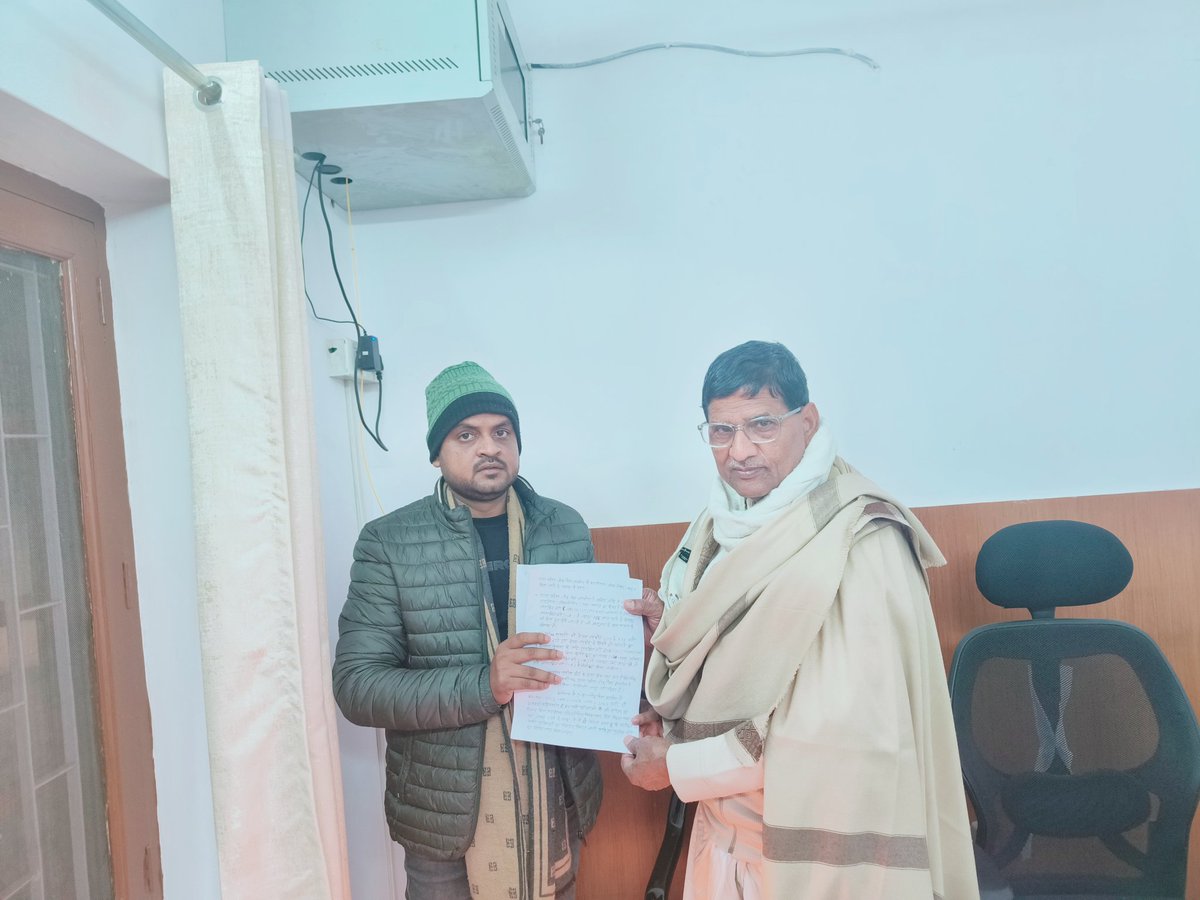 mukeshdeshka's tweet photo. उत्तर प्रदेश लोक सेवा आयोग "आरक्षण घोटाले का अड्डा" बन गया है🔥🔥

UPPSC पिछले 6 सालों से लगातार OBC,SC,ST,EWS के हकों पर डाका डाल रहा है।

OBC,SC,ST,EWS कैटेगरी के ��ात्रों को UR कैटेगरी से ज्यादा नंबर प्राप्त करने के बाद भी फेल कर दिया जा रहा है।

मैने विगत दिनों माननीय सांसद धर्मेंद्र यादव जी और श्री लालजी वर्मा जी से मिलकर UPPSC में हो रहे आरक्षण घोटाले को उठाने का आग्रह किया था।

जिसके फलस्वरूप अब उत्तर प्रदेश पिछड़ा वर्ग आयोग ने भी उत्तर प्रदेश लोक सेवा आयोग को नोटिस जारी कर दिया।
@MPDharmendraYdv 
@LaljiVermaSP