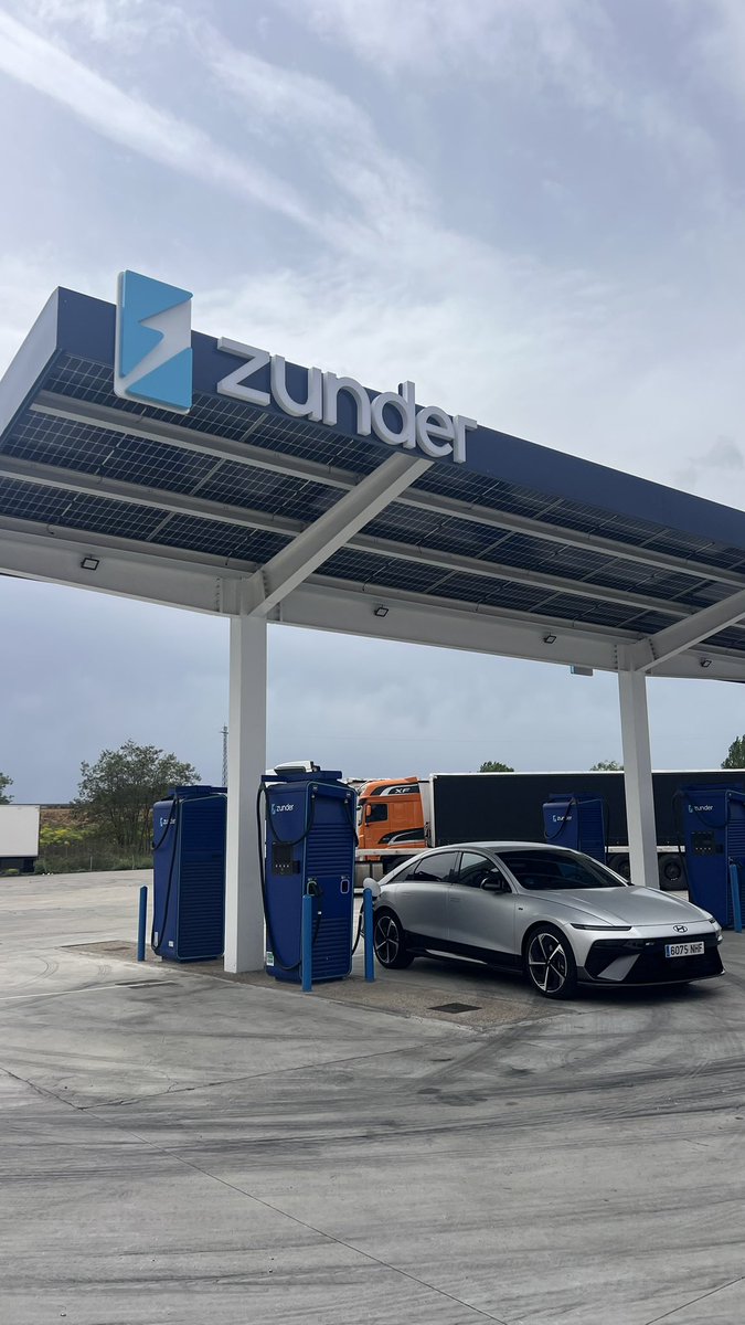 foroelectricos's tweet image. Iniciamos una prueba muy especial. El protagonista es el #Hyundai Ioniq 6, versión Long Range de tracción trasera:
🔋80 kWh
⚡️650 km de autonomía WLTP
🔌Carga a 270 kW

Una prueba que incluirá un viaje desde Galicia a Dinamarca 🇩🇰 Más de 2.000 km por trayecto. 🥳 @HyundaiEsp