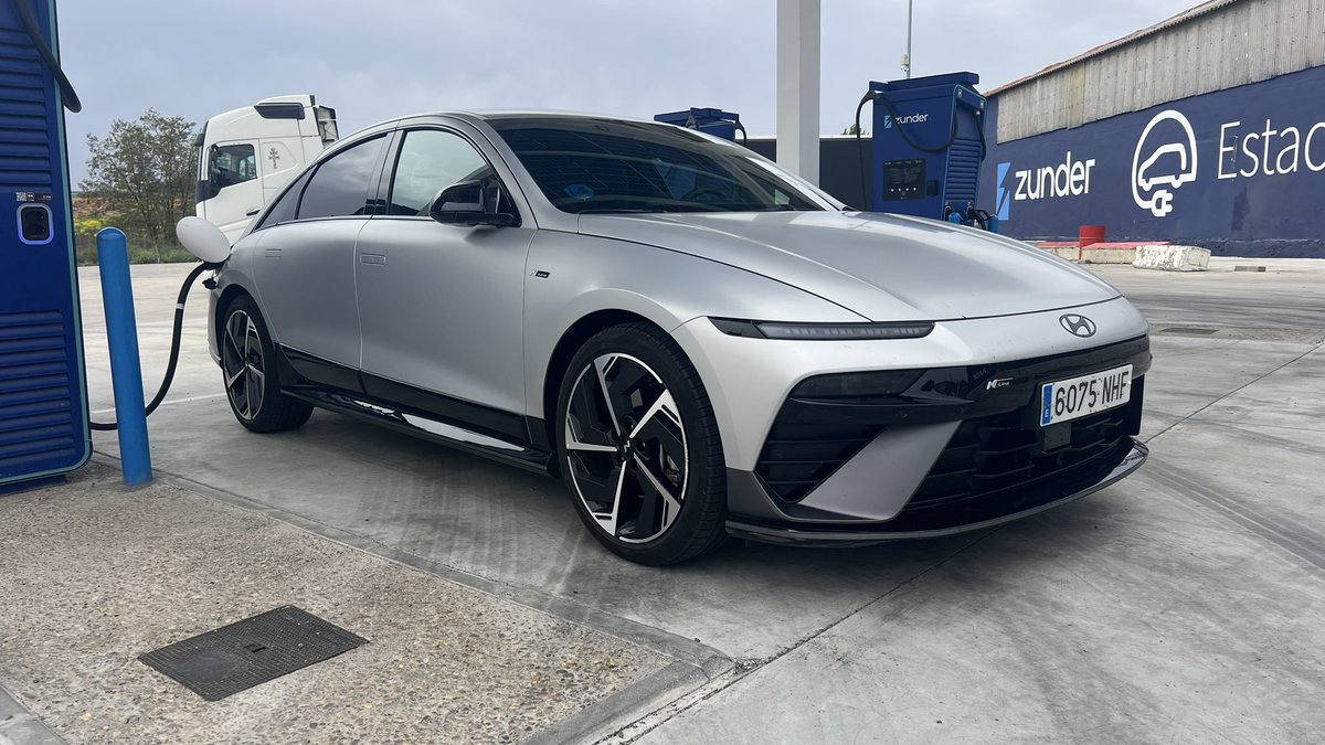 foroelectricos's tweet image. Iniciamos una prueba muy especial. El protagonista es el #Hyundai Ioniq 6, versión Long Range de tracción trasera:
🔋80 kWh
⚡️650 km de autonomía WLTP
🔌Carga a 270 kW

Una prueba que incluirá un viaje desde Galicia a Dinamarca 🇩🇰 Más de 2.000 km por trayecto. 🥳 @HyundaiEsp