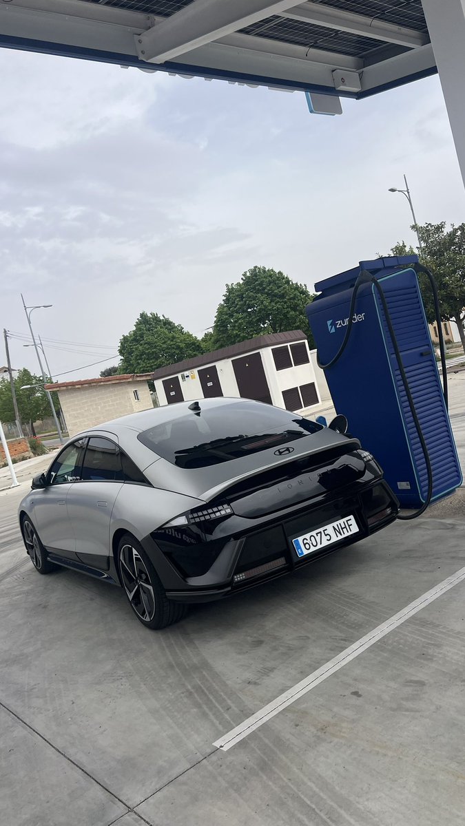 foroelectricos's tweet image. Iniciamos una prueba muy especial. El protagonista es el #Hyundai Ioniq 6, versión Long Range de tracción trasera:
🔋80 kWh
⚡️650 km de autonomía WLTP
🔌Carga a 270 kW

Una prueba que incluirá un viaje desde Galicia a Dinamarca 🇩🇰 Más de 2.000 km por trayecto. 🥳 @HyundaiEsp