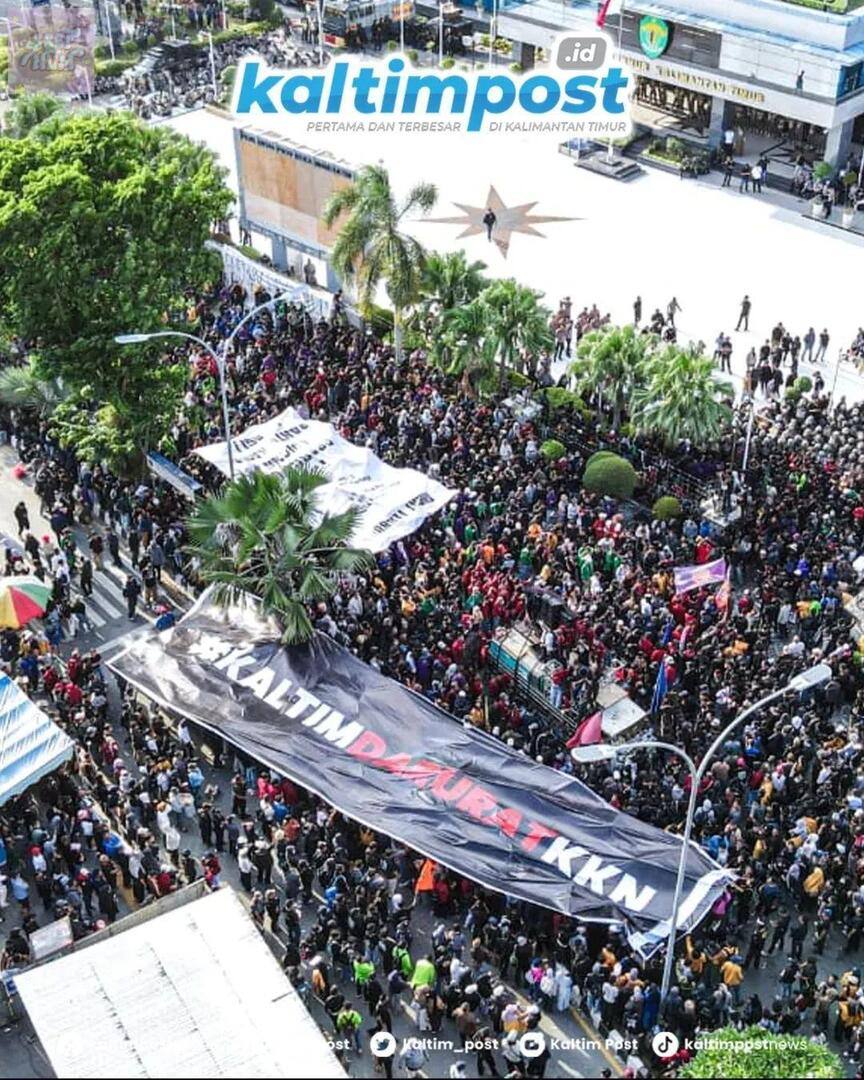 -rl update aksi hari ini di Kaltim, ternyata gubernurnya takut gak berani bertemu rakyat. Kantor gubernur dipasang kawat besi, tembok dan pagar dilumuri oli.