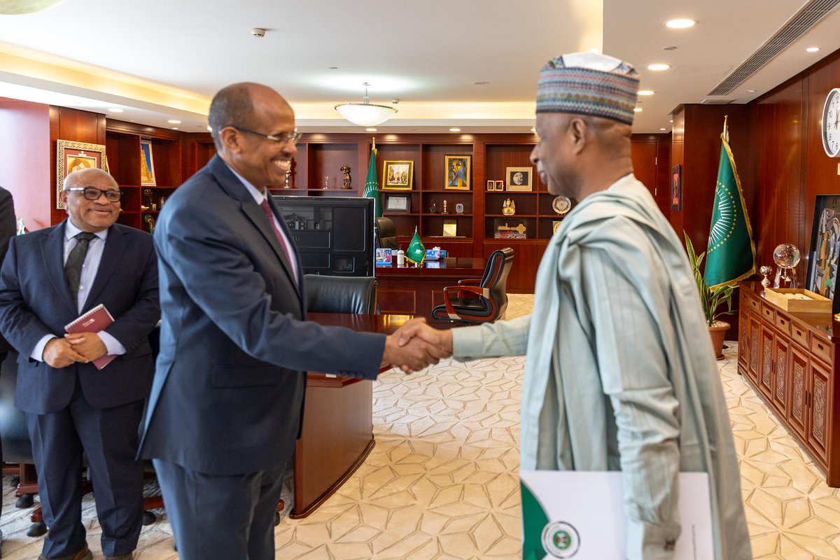 _AfricanUnion's tweet image. H.E. Mahmoud Ali Youssouf, Chairperson of the African Union (AU) Commission, today received the Letters of Credence of H.E. Ambassador Nasir Aminu, Permanent Representative of the Federal Republic of #Nigeria to the Federal Democratic Republic of Ethiopia &amp;amp; to the AU.

The