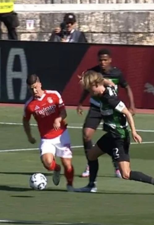 Tem sido partilhado o vídeo do Fredrik Aursnes a imitar o Morten Hjulmand.
Ele imitou-o também na jogada na área com o Trincão, só que descobriu que há o pisão do bem e o pisão dos lampiões.