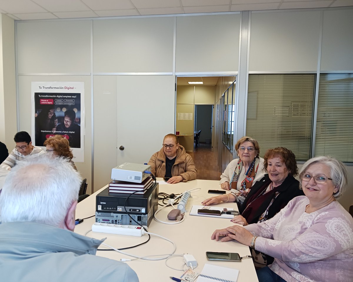 ategal's tweet image. 📱Las Aulas de #Ferrol están en pleno rendimiento con los cursos de digitalización de Adecco Learning &amp;amp; Consulting.  

La semana pasada, formación en Administración Electrónica. Esta y la que viene, asistentes virtuales y comunicación web y móvil💻

👉 Generación D de @redpuntoes