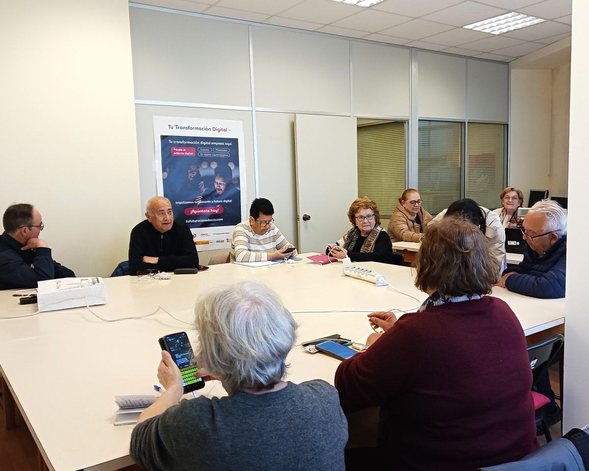 ategal's tweet image. 📱Las Aulas de #Ferrol están en pleno rendimiento con los cursos de digitalización de Adecco Learning &amp;amp; Consulting.  

La semana pasada, formación en Administración Electrónica. Esta y la que viene, asistentes virtuales y comunicación web y móvil💻

👉 Generación D de @redpuntoes