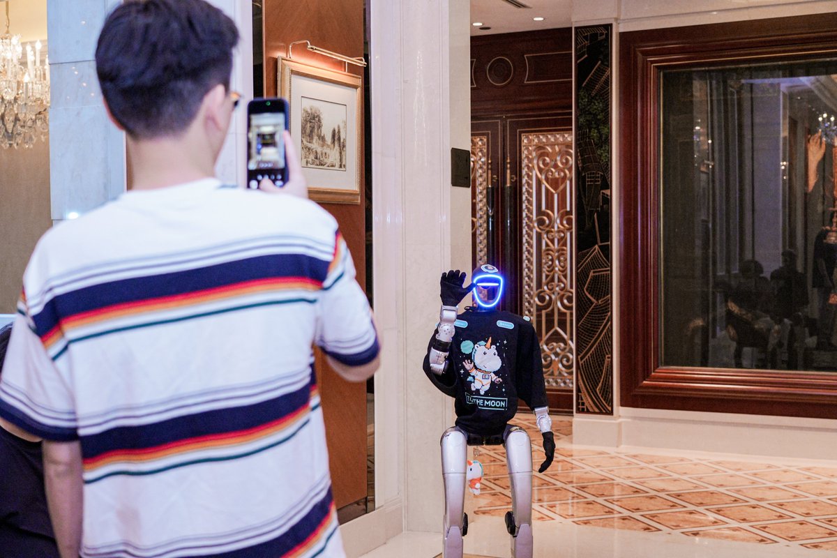 ElenaAtBitMart's tweet image. ok pero… ¿vieron esto? 😭

BitMart montando cena #VIP en Hong Kong en restaurante #Michelin…
luces, copas, vibes de “solo entras si sabes” 🍷✨
y yo cenando lo que había en la nevera viendo el gráfico 🤡📉
#BitMart es #cripto pero versión élite
no solo trades, también mesas