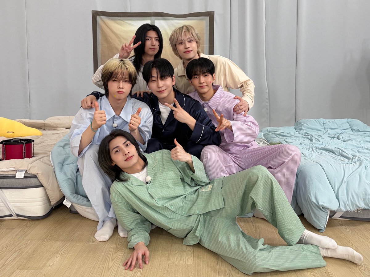 [ #Xtra_Scenes ]

엑디즈가 잘 하는 것 ⭑.ᐟ

조용히 안 하고 떠들기  R☆ckstar ᯓ★🎸
그리고.... 
빌런즈 웃겨주기 🤍

#XdinaryHeroes #엑스디너리히어로즈
#DEAD_AND
#Voyager
#WE_ARE_ALL_HEROES
#돌들의침묵