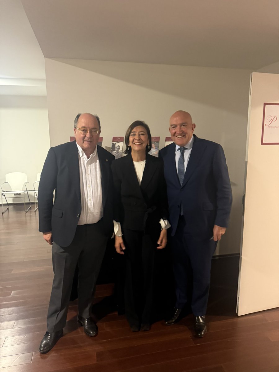 JesusJCarnero's tweet photo. Hoy en los #PremiosCyL  2025 damos la enhorabuena a todos,especialmente a los premiados en Valladolid,Germán Vega y su @OlmedoClasico , la nadadora olímpica @Lauransincro y @ProyectoHombreV 
¡GRACIAS A TODOS POR HACER GRANDE ESTA TIERRA! https://t.co/XBcRZiXrQl