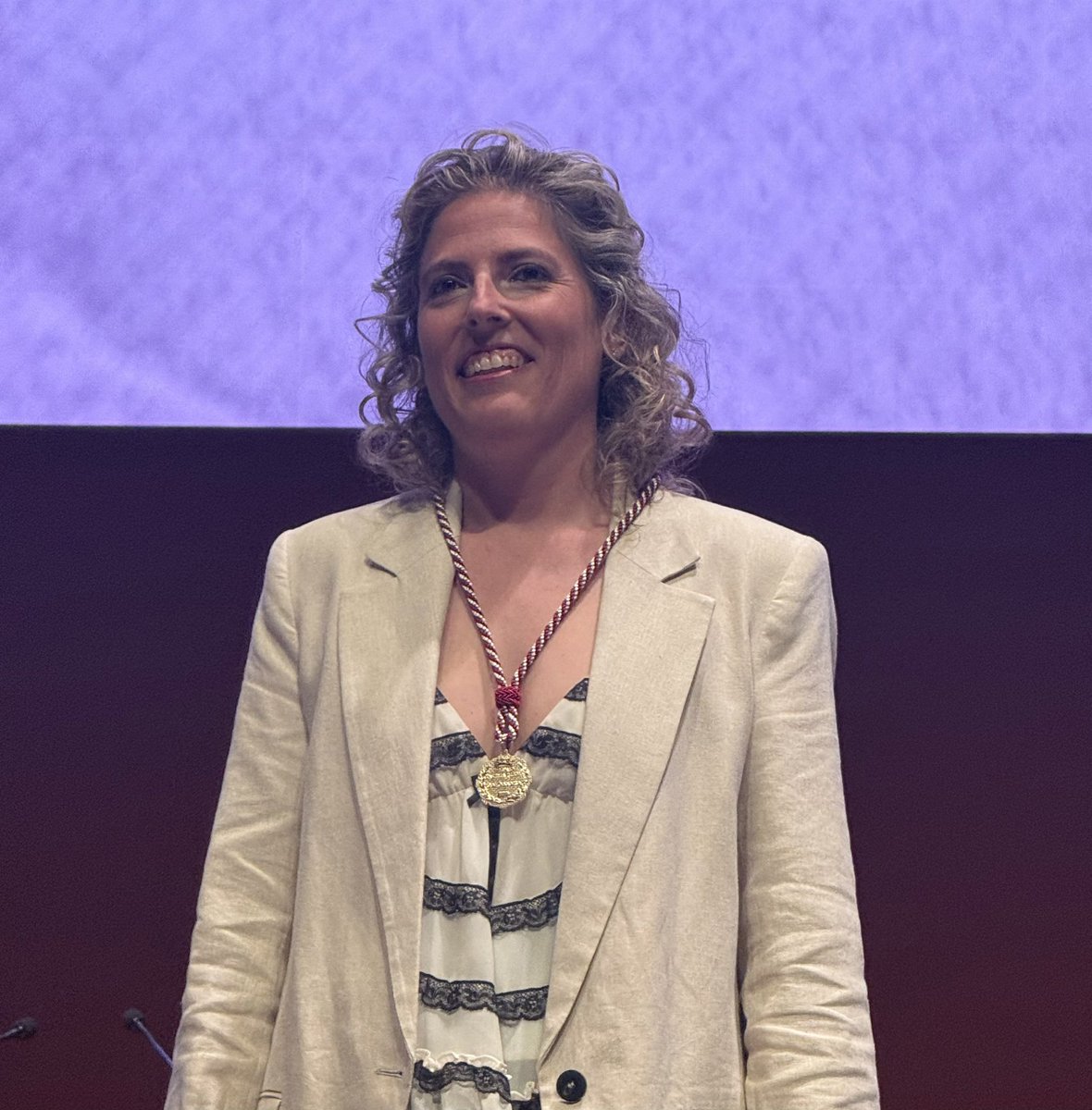 JesusJCarnero's tweet photo. Hoy en los #PremiosCyL  2025 damos la enhorabuena a todos,especialmente a los premiados en Valladolid,Germán Vega y su @OlmedoClasico , la nadadora olímpica @Lauransincro y @ProyectoHombreV 
¡GRACIAS A TODOS POR HACER GRANDE ESTA TIERRA! https://t.co/XBcRZiXrQl