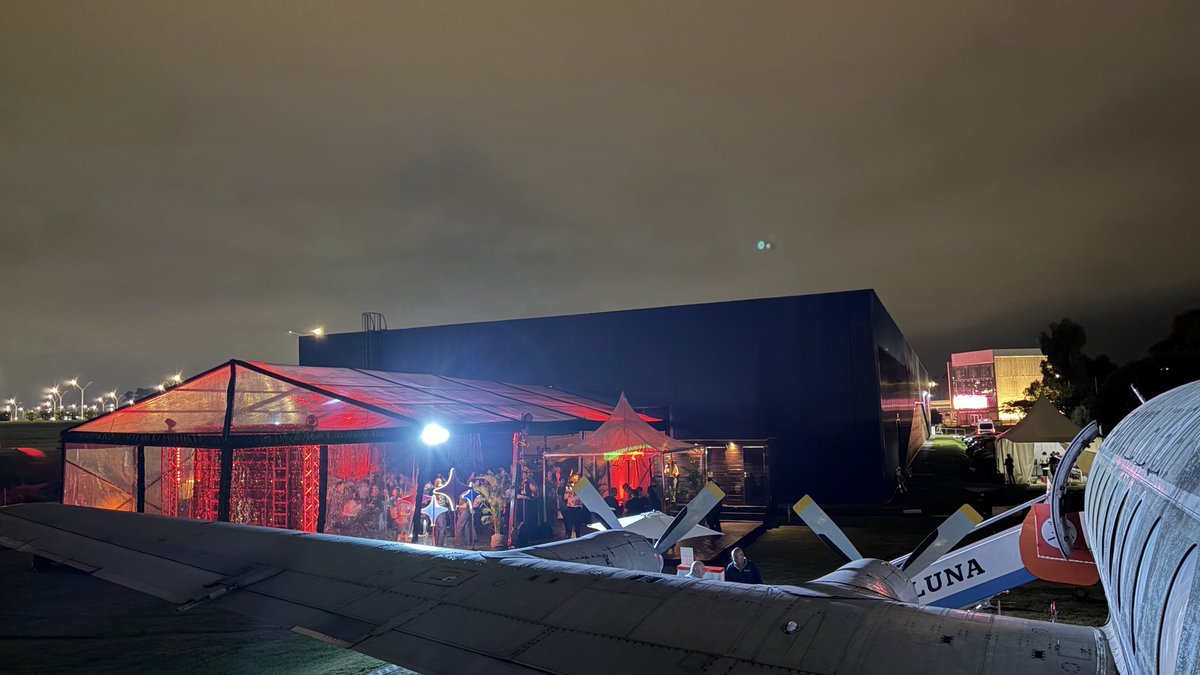 ¡Abrimos el Vickers para celebrar el reconocimiento recibido por el Aeropuerto de Carrasco como mejor Aeropuerto de América Latina y el Caribe! 

Felicitaciones a Aeropuertos Uruguay por recibir este premio y gracias por celebrarlo junto con sus colaboradores en el Museo.