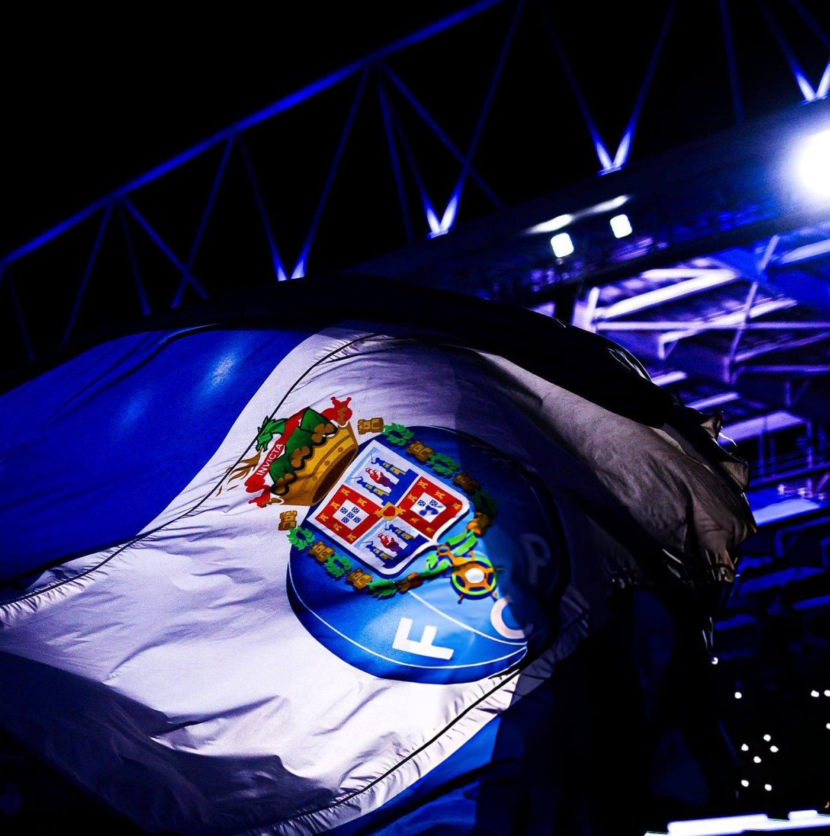 Somos da Cidade Invictaaaaaaaa
Ninguém nos pode derrotaaaaaar
Na Europa e no mundooooooooo
Tudo já vimos ganhaaaaaaaaaaar

Futebol
Clube
Do
Poooooooortooooooooooo