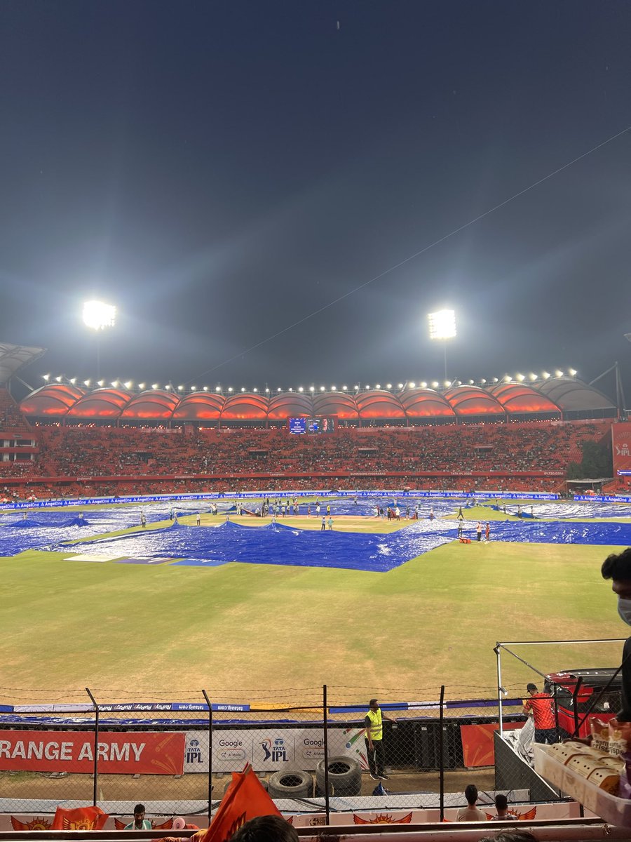 vvnaditya's tweet photo. @balaji25_t Raining in the Stadium, cover are on https://t.co/zP1IcAkuMt
