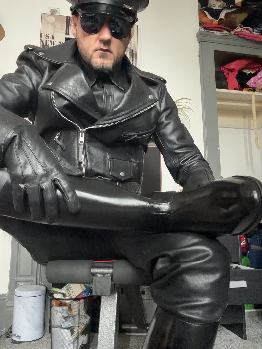LeatherHayden's tweet photo. Get on your knees,
Go to my throne or Rev,
Hit send,
Beg to lick my boots,
It’s really that simple piggy!

#cashmaster #cashfag #findom #paypig #walletdrain #cashdrain #leather #master #finsub #boots #dom #serve #send https://t.co/0zb7DpiKSa