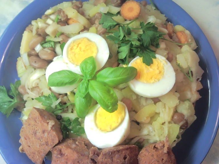 SussunkFozzunk's tweet photo. Babos, burgonyás saláta 
burgonya
trappista sajt
só
frissen őrölt bors
fehér őrölt bors
bazsalikom levél
petrezselyem
tojás
oliva olaj
tarkabab
vöröshagyma
fokhagyma
savanyú káposzta
lecsókolbász
sárgarépa
https://t.co/0fXhx3axKS https://t.co/OAIiQ6XRKu