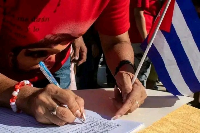 🇨🇺#Cuba firma en contra de una agresión militar y en respaldo a su Revolución. De un extremo a otro del país, millones de compatriotas demostrarán, por estos días, el sentir de todo un pueblo que construye su propia historia.

🔗  acortar.link/C0fuIp