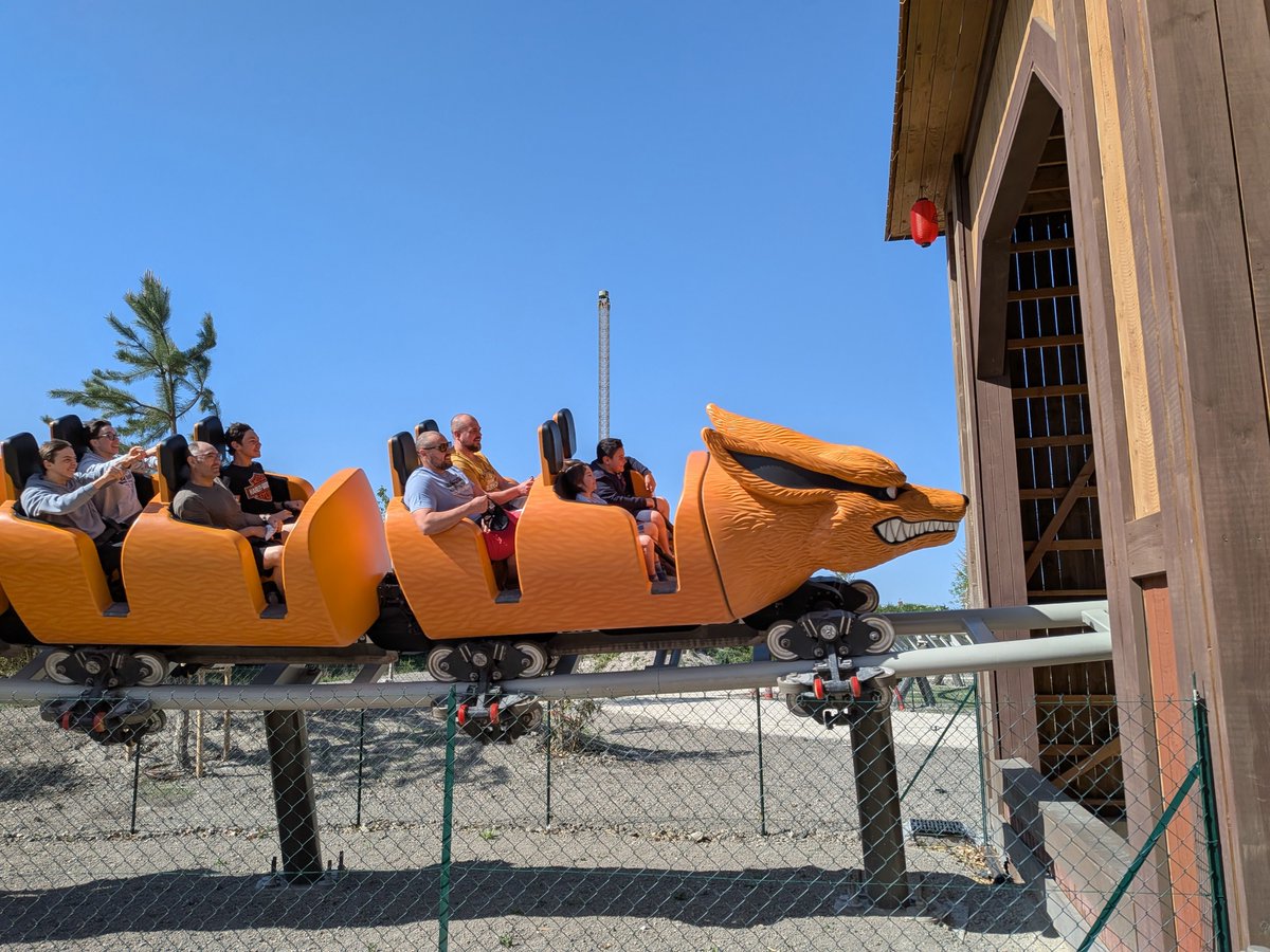 AmelandOff's tweet photo. Avec #KyûbiUnchained, @zamperlarides a vraiment fait du très bon boulot 🦊 Ce #coaster familial est surprenant et parfois bien nerveux avec ses virages secs ! On vous le recommande vivement 🌀 #Naruto #KonohaLand #ParcSpirouProvence @Parc_Spirou https://t.co/nsmGX8wVPM