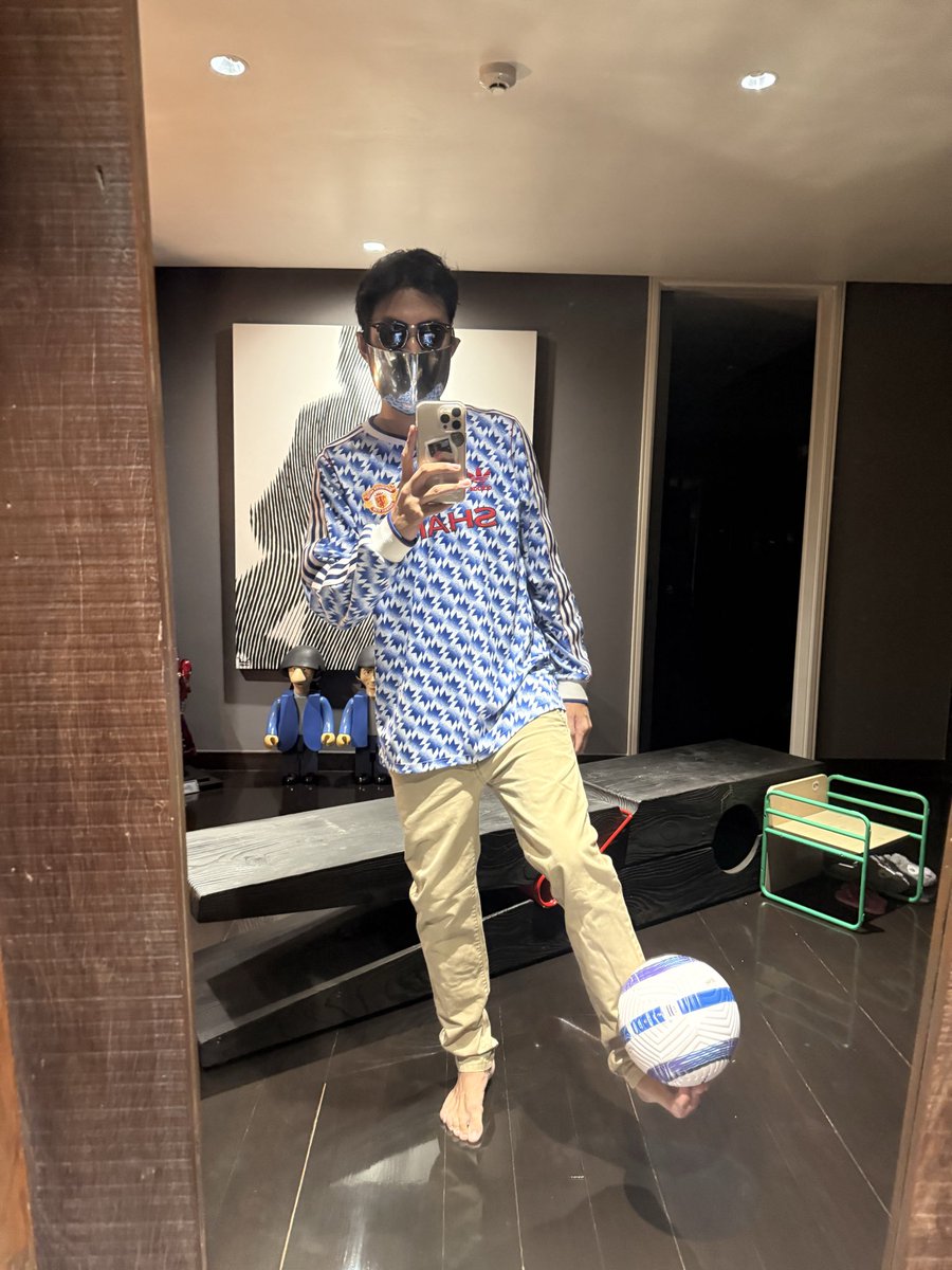 nateegetsunova's tweet image. Bringing back 1990 Away kit innit! ❤️💙🤍 #getsunova #manchesterunited #AriFootball #FootballForAll 
#ฟุตบอลของทุกคน