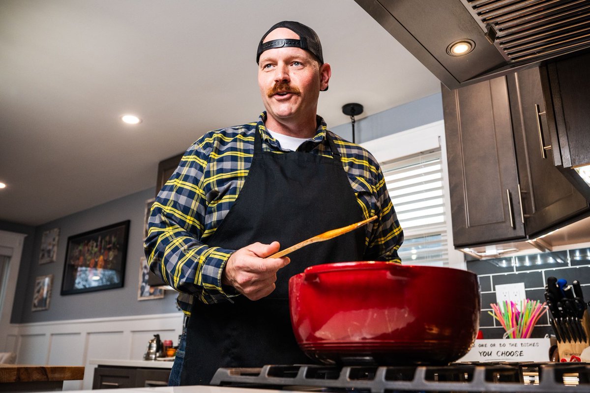 BlockClubCHI's tweet photo. From firehouse kitchen to YouTube, a Morgan Park firefighter is sharing his culinary hot takes. 
https://t.co/qa8xaGSIV9 https://t.co/ceDt8L9hGc