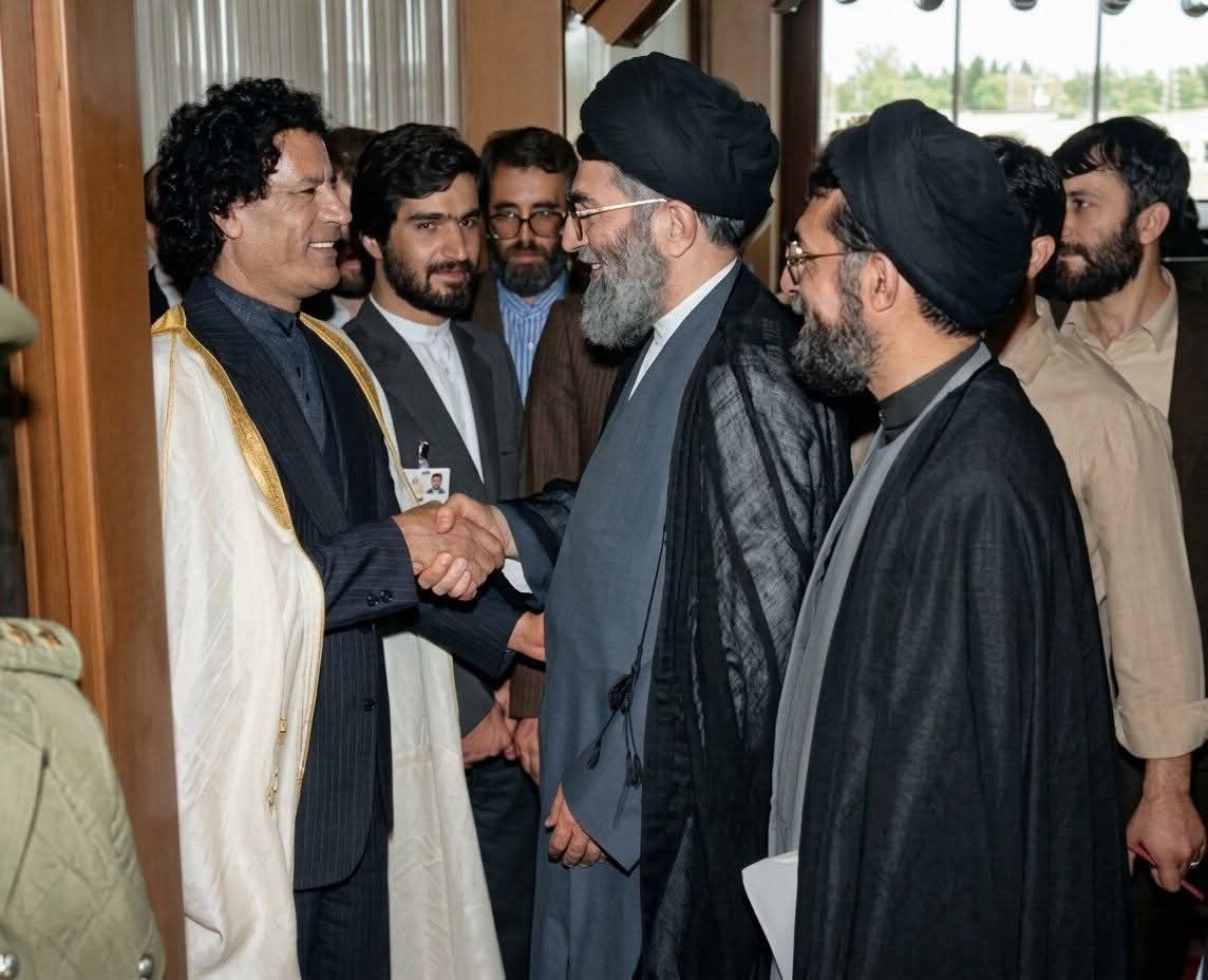 DelphineSankara's tweet image. 🔴La Différence entre l'#Afrique et l'Iran🇮🇷 ! 

Dans une fourmilière, il y a une reine et chaque ouvrière s’occupe d’une tâche spécifique.
Chaque fourmi agit selon les besoins de la colonie, sans attendre d’ordre direct.

Le travail est réparti, partagé et repris naturellement