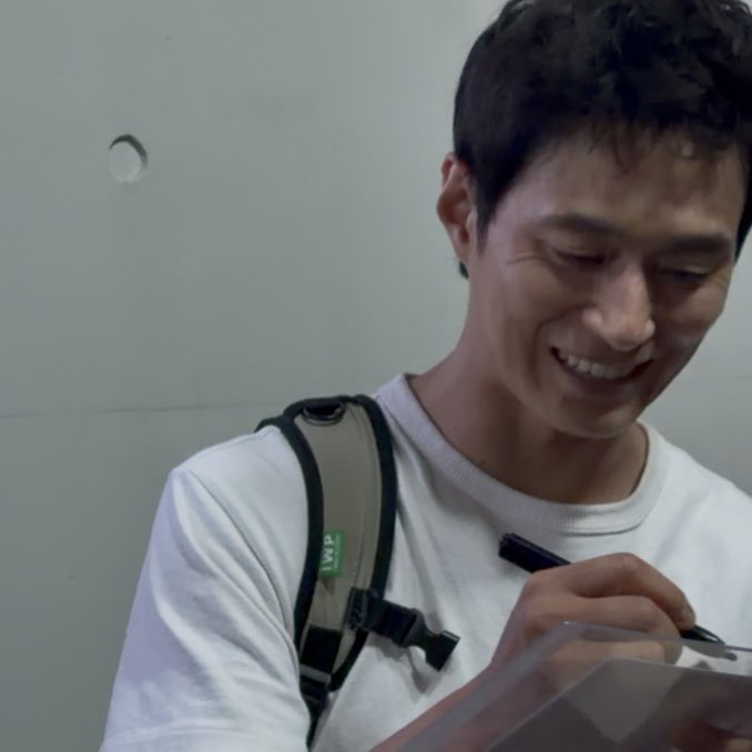 260421 비밀통로 퇴근길
좀 있음 생일이라 축하메시지 요청했는데 
씹혔는데 
살짝 속상했는데
지금은 아무렇지도 않은데
배우님이 웃는데
머시중한데