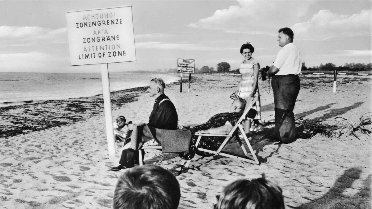 Pillandia's tweet image. Innerdeutsche Grenze auf dem Priwall an der Ostsee, Foto von 1960. 
pillandia.blogspot.com/p/avaleht-iniz… 

#Border #Baltic #WestGermany #GDR #DDR #Germany