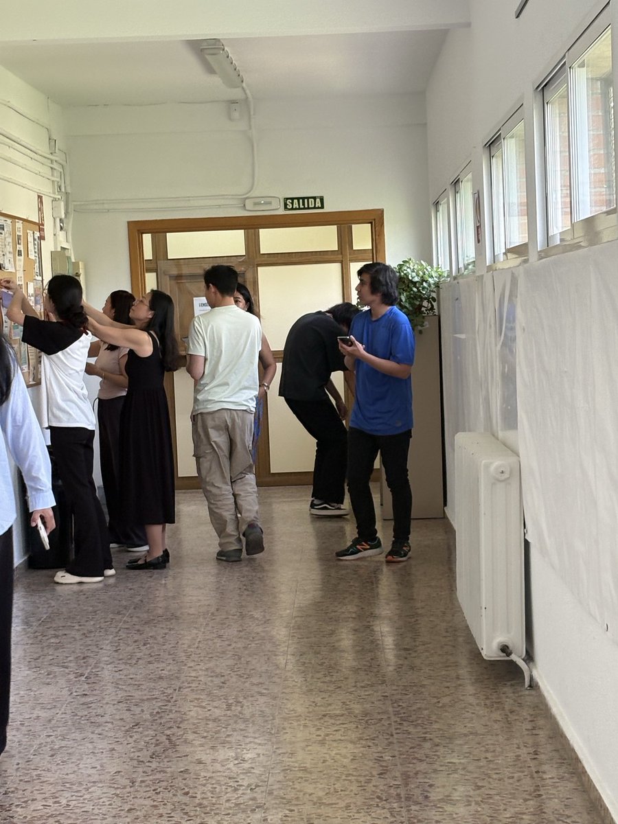 Nuestros estudiantes de A1 están buscando las pistas para su escape room