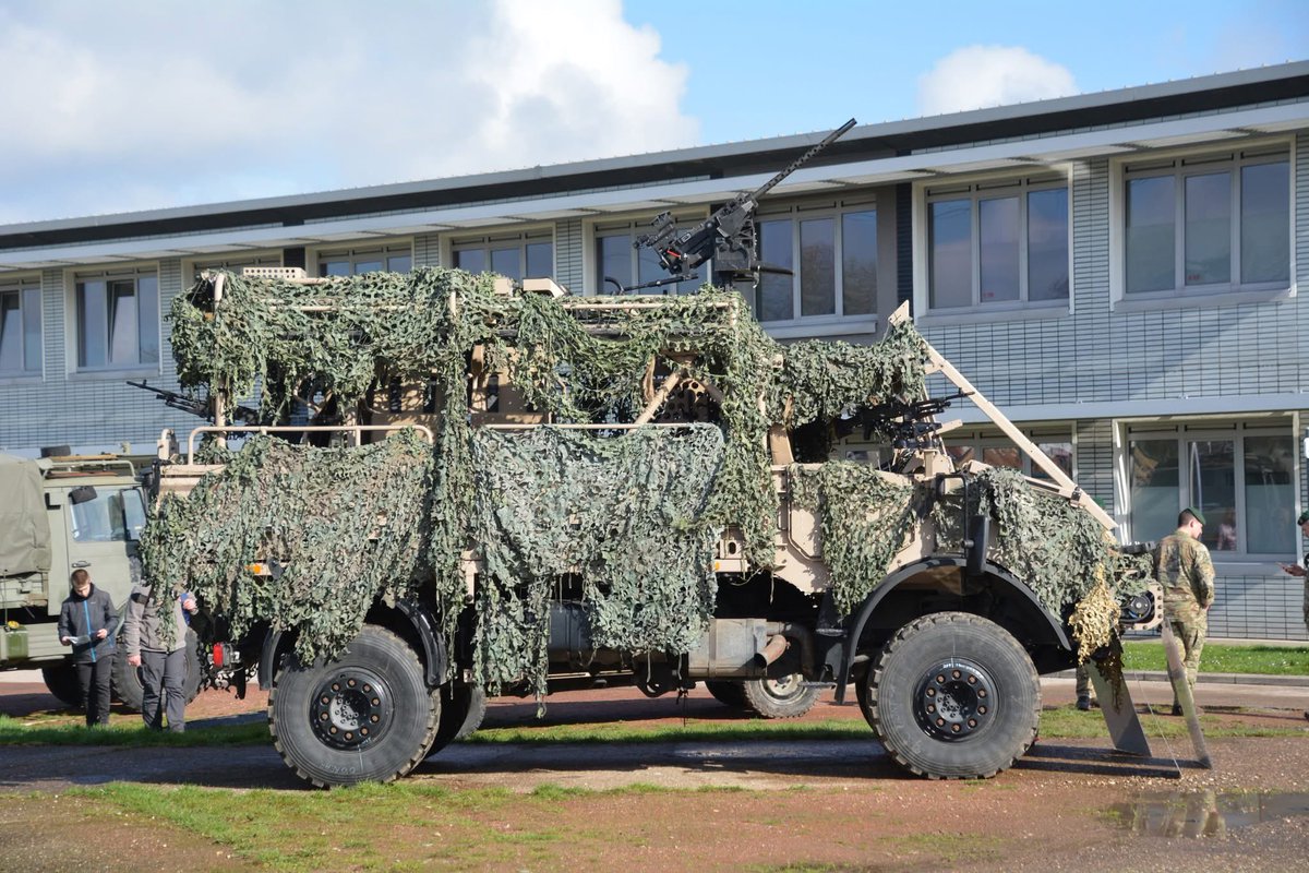 manu_golla's tweet photo. Lo importante que es el camuflaje
Vamtac 🇪🇸 con camuflaje de circunstancias y sherpa 🇫🇷 y unimog 🇧🇪 con red de enmascaramiento. https://t.co/if6TpXklm8