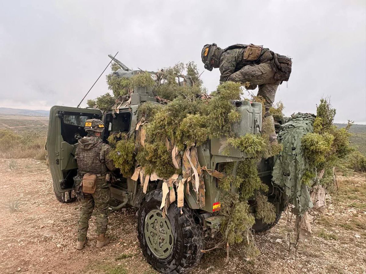 manu_golla's tweet photo. Lo importante que es el camuflaje
Vamtac 🇪🇸 con camuflaje de circunstancias y sherpa 🇫🇷 y unimog 🇧🇪 con red de enmascaramiento. https://t.co/if6TpXklm8