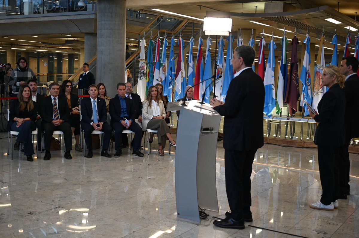 LAS AMENAZAS EN LAS ESCUELAS SON UN DELITO

No es una broma. No es un juego. Generar miedo tiene consecuencias.

Esta mañana, el Jefe de Gobierno <a href="/jorgemacri/">Jorge Macri</a> lo dijo claro: el Gobierno de la Ciudad activó el Protocolo de protección y resguardo del Ministerio de Educación y