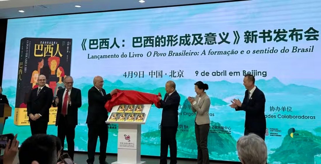 Spiller_letras's tweet photo. Com pompa, O POVO BRASILEIRO: A FORMAÇÃO E SENTIDO DO BRASIL, de Darcy Ribeiro, acaba de ser lançado na China.

#darcyribeiro #opovobrasileiro #livrosnacionais #autoresbrasileiros #sociologia https://t.co/8Tb4HqME97