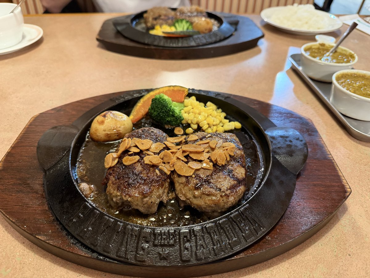 つつ tweet media