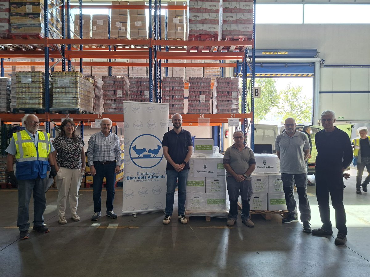 DiputacioLleida's tweet photo. 🫒 La Diputació de Lleida lliura 576 llaunes d’oli d’oliva al Banc dels Aliments.

Procedent de la finca la Devesa, al terme municipal de Maials i propietat de la institució provincial.

👉🏼 https://t.co/xfwiYo4MZp

#laforçadelsmunicipis https://t.co/3LBhfMJG0p