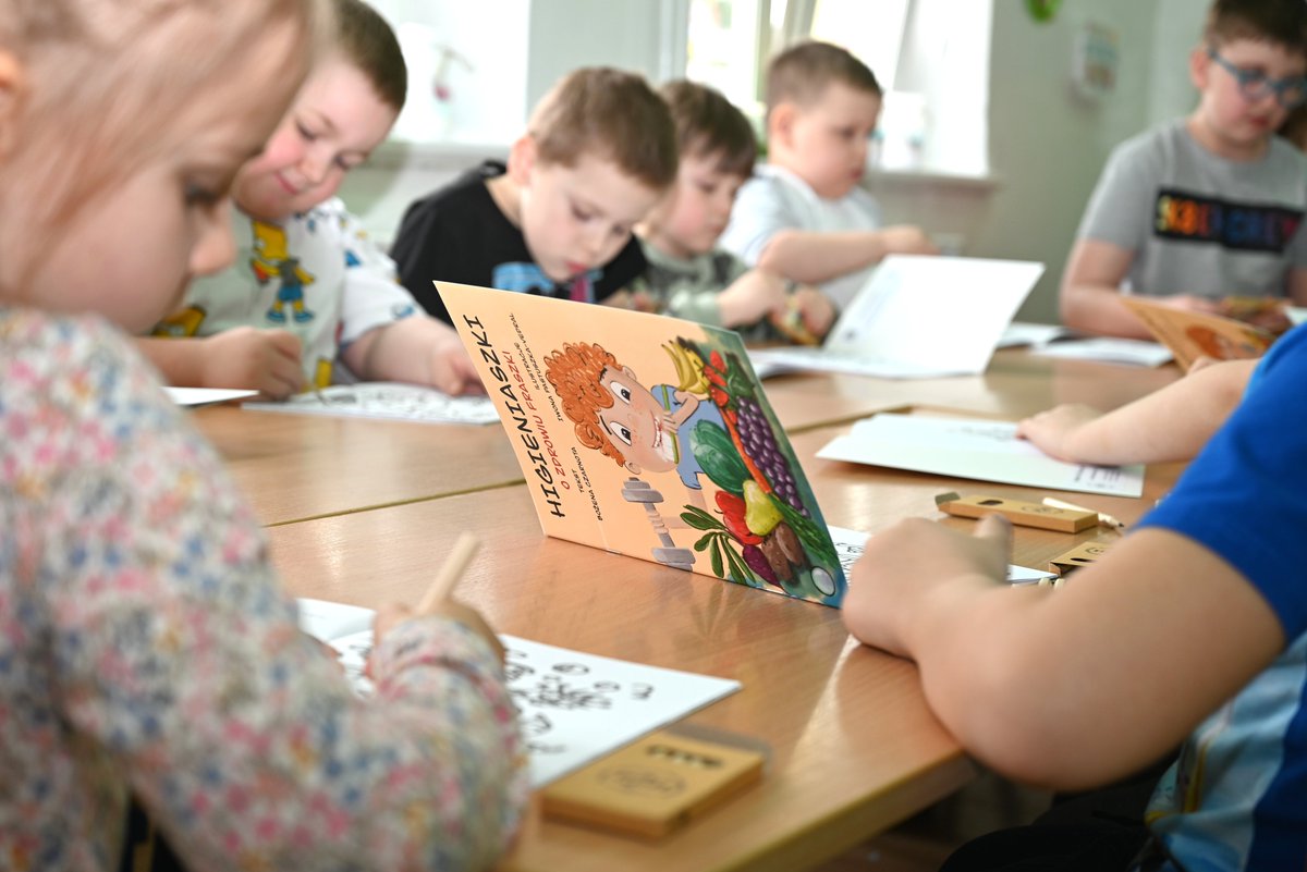 PsseRypin's tweet photo. Za tymi zdjęciami stoi coś więcej niż zabawa 📸W Borzyminie rozmawialiśmy z dziećmi o higienie i zdrowiu z pomocą „Higieniaszków” opracowanych przez Polskie Towarzystwo Higieniczne. Tak właśnie zaczyna się budowanie dobrych nawyków. #Higieniaszki #PromocjaZdrowia #Profilaktyka https://t.co/ru8rzsZTBj