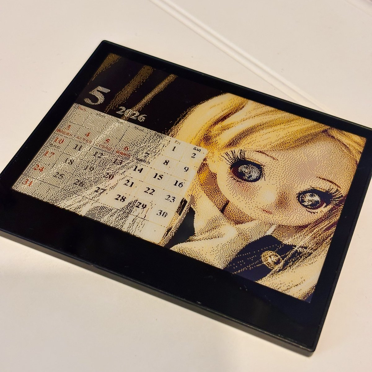 yoku0729's tweet image. ［Santek EZ Sign NFC 電子ペーパー］で、我が家のドール用5月カレンダー作ってみた📅

4色表示＆低解像度だから青は出せないけど、
この“昔のゲーム画面感”が逆に刺さる…これはこれでアリ（笑）

#ドール撮影
#電子ペーパー
#NFC
#ガジェット好き
#レトロゲーム風
