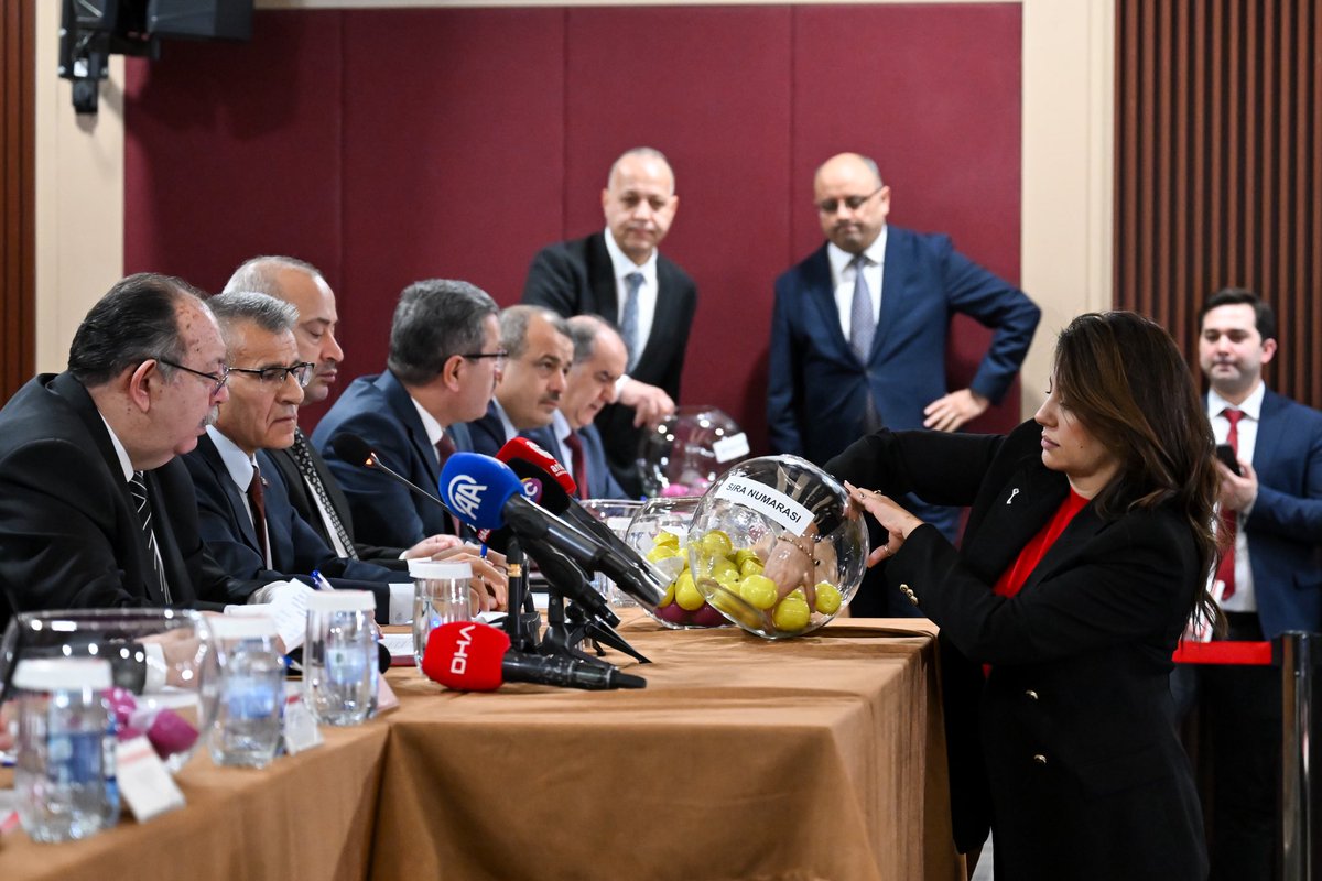 anahtarparti's tweet photo. Tokat, Gümüşhane ve Nevşehir’de belde statüsü kazanan 6 yerleşim yerinde, 7 Haziran 2026 Pazar günü gerçekleştirilecek ara seçimler için Yüksek Seçim Kurulu’nda kura çekimi yapıldı. Kura çekimine partimizi temsilen Seçim İşleri Başkanımız Sayın Hatice Ceren Yılmaz katıldı.

27 siyasi partinin yer alacağı seçim pusulasında Anahtar Parti 17. sırada yer alacak.